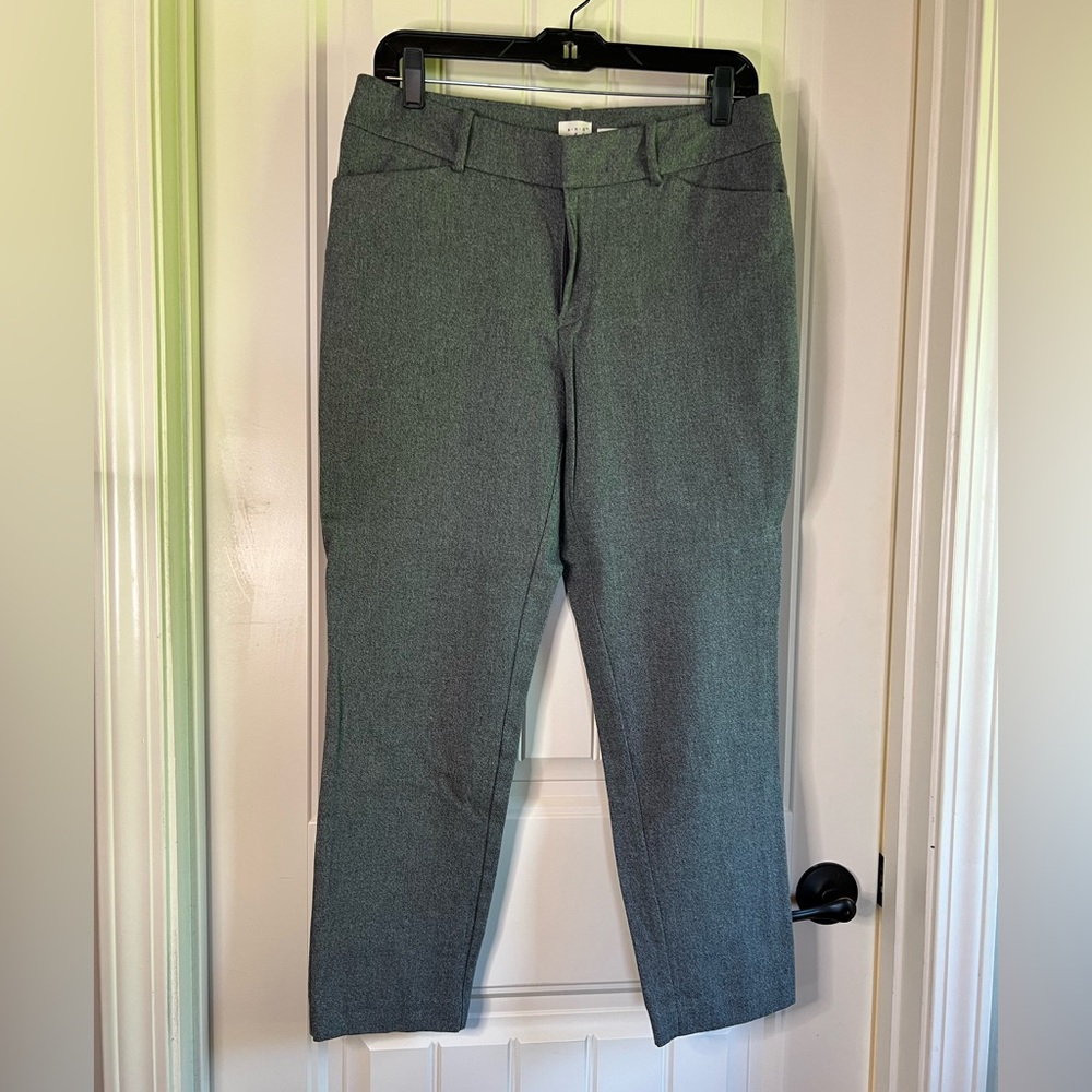 A New Day Women’s Dress Work Slacks. Ankle length stretch fit. Size 8.